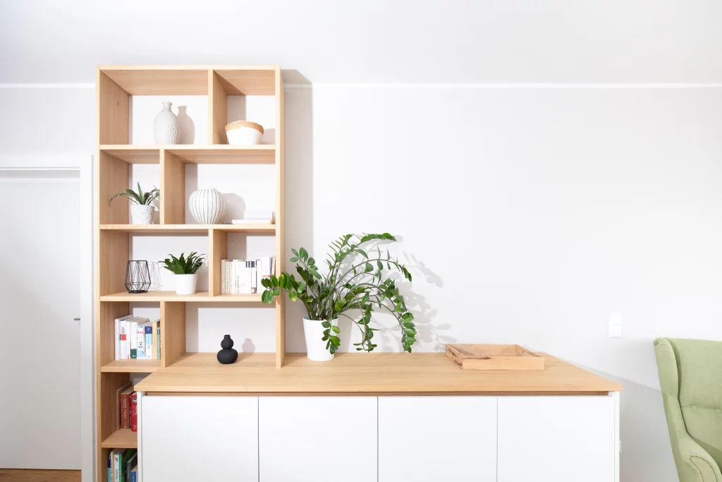 Wunderschönes Eichenregal kombiniert mit Sideboard mit weißen Fronten